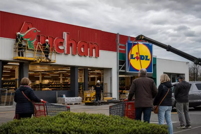 À l’approche du changement d’enseigne, 17 magasins Auchan changent de repère : la date locale reste à vérifier