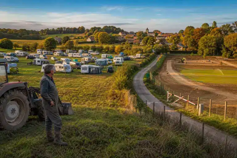 À Larnaud, 23 foyers choisissent la parcelle d’un agriculteur : le site public voisin reste fermé depuis le 16 septembre