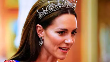 À Londres, Kate Middleton retrouve Tom Cruise quatre ans après : sa robe prune attire les regards lors d’une soirée de cinéma