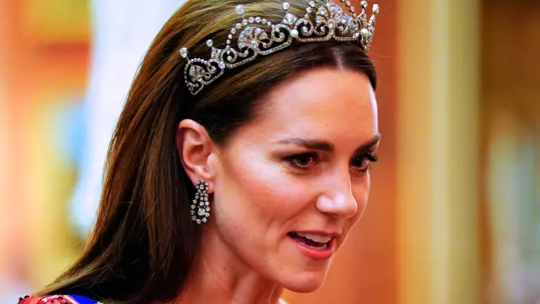 À Londres, Kate Middleton retrouve Tom Cruise quatre ans après : sa robe prune attire les regards lors d’une soirée de cinéma