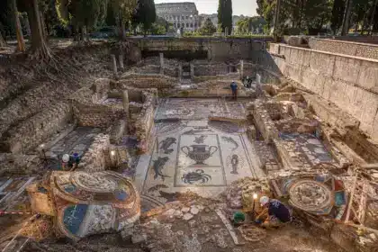 À quelques centaines de mètres du Colisée, un chantier de routine met au jour des mosaïques oubliées depuis des siècles