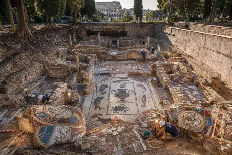 À quelques centaines de mètres du Colisée, un chantier de routine met au jour des mosaïques oubliées depuis des siècles