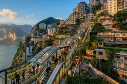 À Wushan, 905 mètres relient désormais les quartiers : le parcours de 21 minutes change le quotidien des habitants