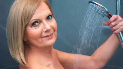 Après 65 ans, la peau change en profondeur : voici les gestes à adopter pour en prendre soin au quotidien