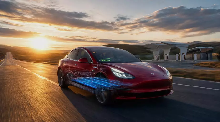 Après cinq années et 397 000 kilomètres, cette Tesla roule encore loin : les chiffres changent le regard sur son accumulateur