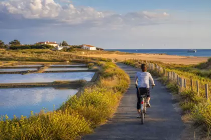 Après deux mois d’affluence, Noirmoutier se parcourt autrement : ce changement de rythme séduit les visiteurs de septembre