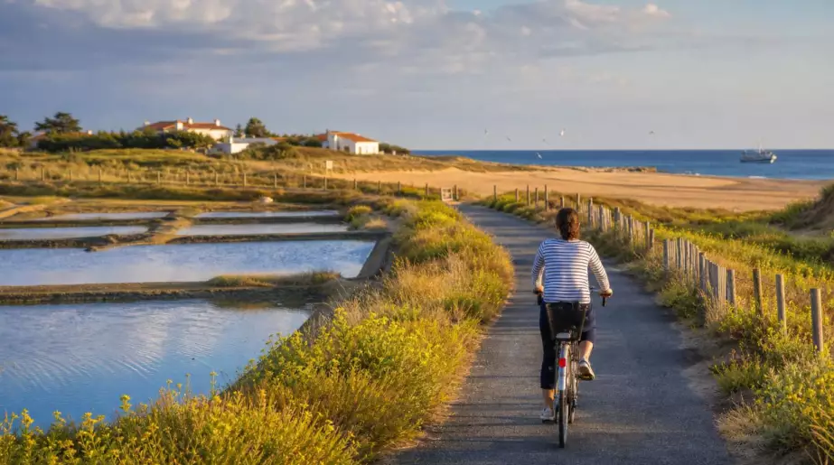 Après deux mois d’affluence, Noirmoutier se parcourt autrement : ce changement de rythme séduit les visiteurs de septembre