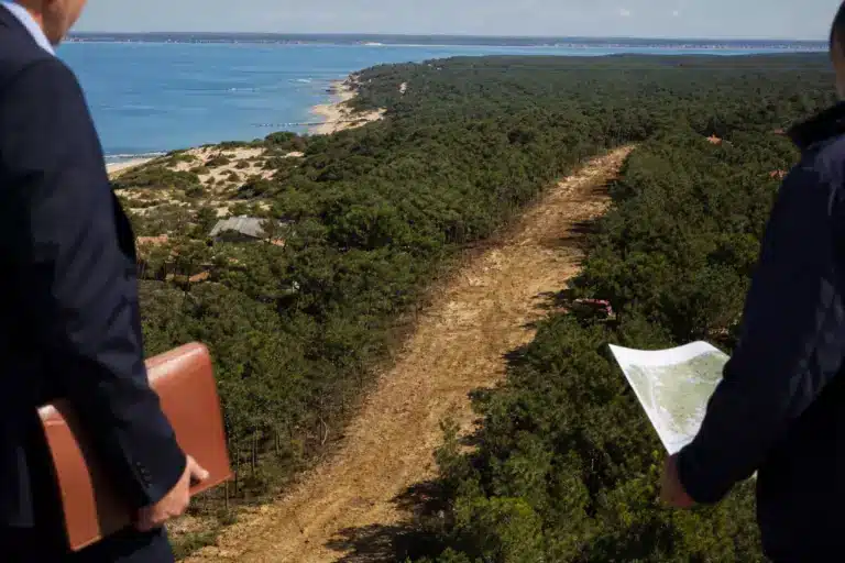 Au Cap Ferret, Benoît Bartherotte fait face à une décision municipale : le dossier des pare-feu change de dimension