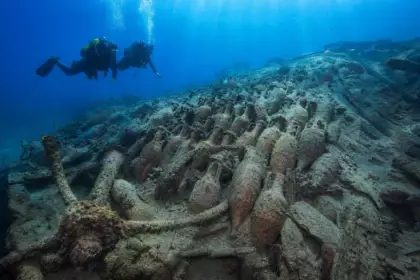 Au large de la Sicile, des plongeurs découvrent une épave romaine chargée de centaines d’amphores à vin