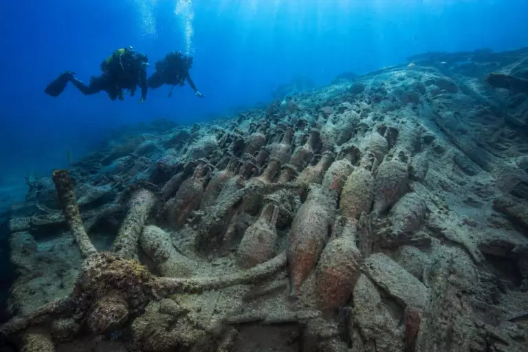 Au large de la Sicile, des plongeurs découvrent une épave romaine chargée de centaines d’amphores à vin