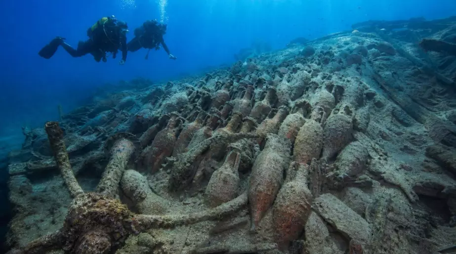 Au large de la Sicile, des plongeurs découvrent une épave romaine chargée de centaines d’amphores à vin