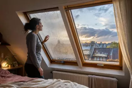 Au lendemain d’une nuit de pluie, Léa, 42 ans, observe deux cadres différents : ce signe n’indique pas forcément une infiltration
