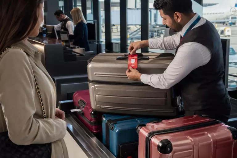 Avant le départ, demandez cette étiquette au comptoir : les agents la placent souvent au-dessus des autres bagages