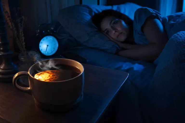 Boire un café même six heures avant de se coucher peut ruiner votre sommeil