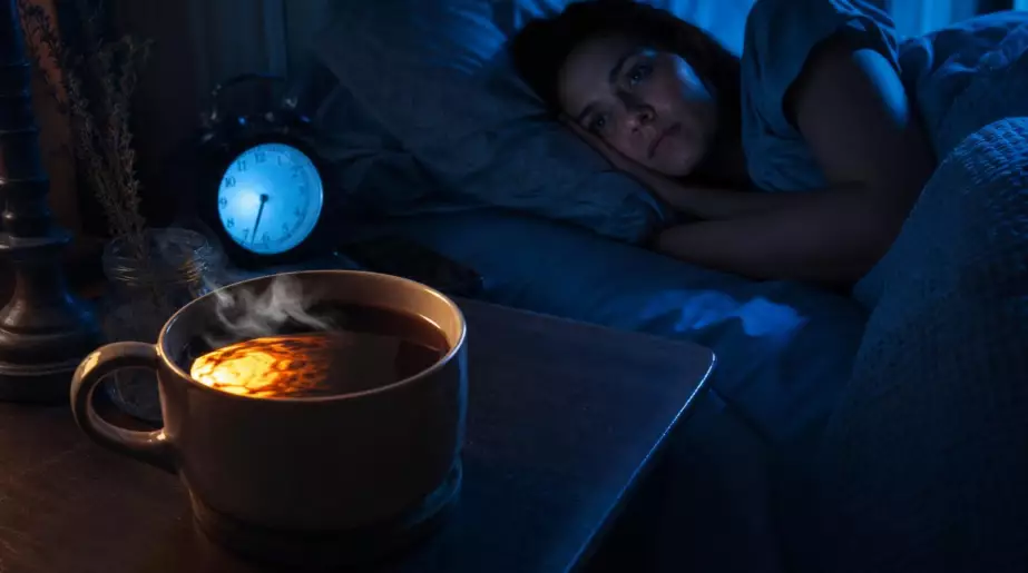 Boire un café même six heures avant de se coucher peut ruiner votre sommeil