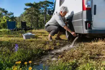 Brigitte, 63 ans, vide ses eaux grises sur l’herbe, loin de tout, persuadée que ce n’est que de l’eau de vaisselle : pour la loi, ce liquide porte un autre nom