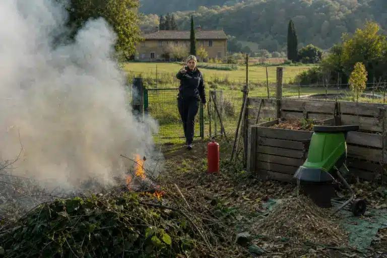 Brûler ses déchets verts au fond du jardin reste interdit : l’amende peut atteindre 750 euros, même en pleine campagne