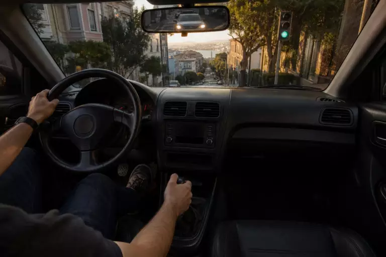 Caler en côte, c’est fini : la technique des moniteurs d’auto-école que tout le monde oublie après le permis