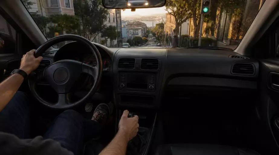 Caler en côte, c’est fini : la technique des moniteurs d’auto-école que tout le monde oublie après le permis