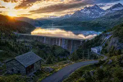 Ce barrage de montagne alimente des milliers de foyers depuis 1950 : personne ne s’arrête jamais devant