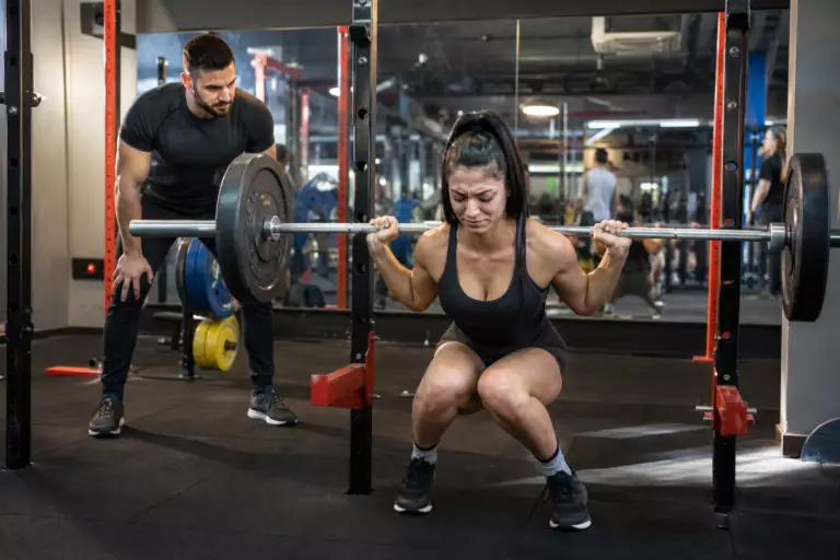 Ce mouvement que presque tout le monde fait mal à la salle de sport abîme les genoux, selon les kinés