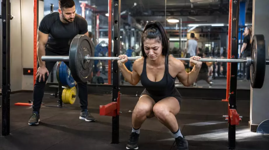 Ce mouvement que presque tout le monde fait mal à la salle de sport abîme les genoux, selon les kinés
