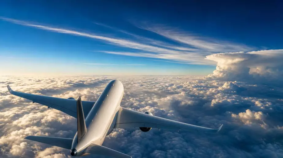 Ce n’est ni pour éviter les nuages ni pour fuir les turbulences : pourquoi les avions volent à 10 000 mètres