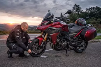 Ce que les motards expérimentés vérifient avant chaque départ, et que les débutants oublient presque toujours