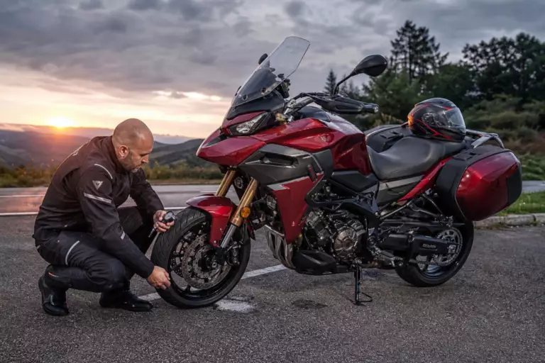 Ce que les motards expérimentés vérifient avant chaque départ, et que les débutants oublient presque toujours