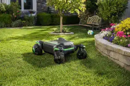Cette tondeuse robot peut rouler “en crabe” grâce à ses quatre roues motrices et directrices : le jardin commence à ressembler à un terrain de robots, Ingénierie & Innovation