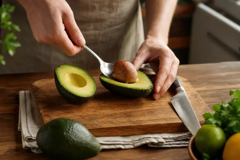 Couper un avocat sans se blesser : le geste qui envoie chaque année des milliers de personnes aux urgences