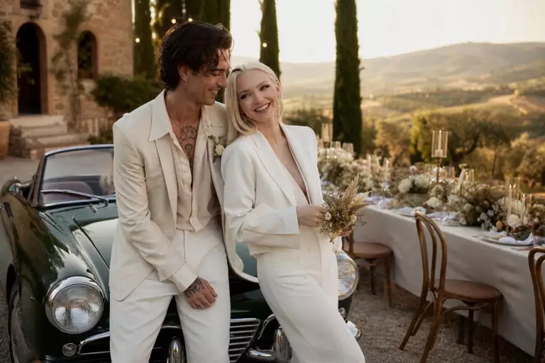 Damiano David et Dove Cameron se sont mariés en Toscane : robe androgyne, costume bohème et voiture vintage pour un oui après deux ans d’amour