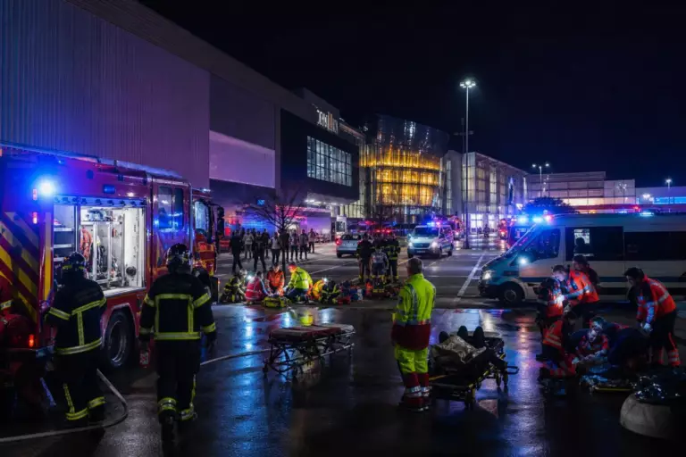 Dans la nuit du 1er au 2 octobre, un centre commercial près de Nantes se prépare : 800 intervenants répètent un scénario sous tension