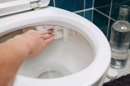 Dans la salle de bains, ce geste de deux minutes laisse agir le vinaigre plusieurs heures contre le tartre
