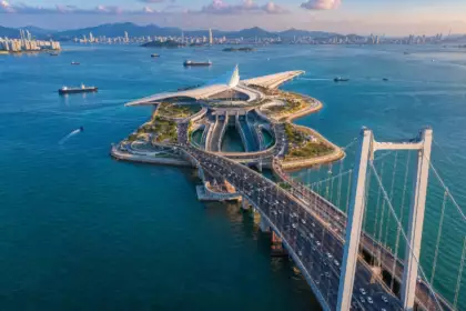 Dans le sud de la Chine, 86 000 véhicules passent chaque jour : cette route maritime réserve aussi une halte culturelle