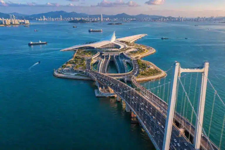 Dans le sud de la Chine, 86 000 véhicules passent chaque jour : cette route maritime réserve aussi une halte culturelle