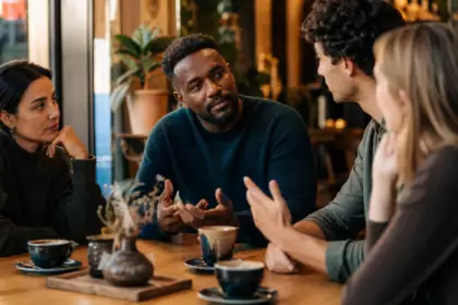 Dans une discussion, cette question change souvent le ton : six formules révèlent une attention aux autres