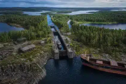 Depuis 1933, l’ouvrage de 227 kilomètres relie deux mers en Carélie : sa faible profondeur limite encore lourdement son usage