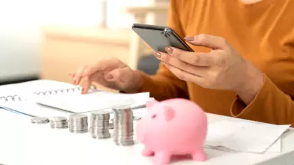 Depuis 3 ans, elle arrondit chaque achat à l’euro supérieur : voici la somme qu’elle a mise de côté sans même y penser