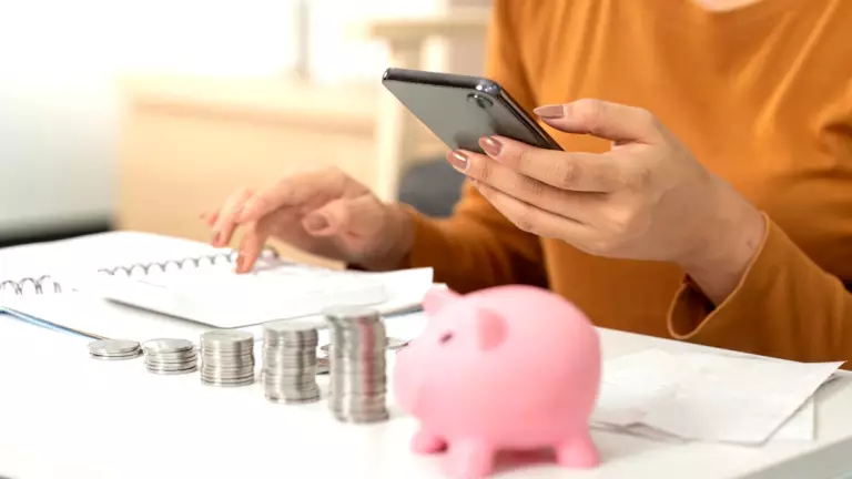Depuis 3 ans, elle arrondit chaque achat à l’euro supérieur : voici la somme qu’elle a mise de côté sans même y penser