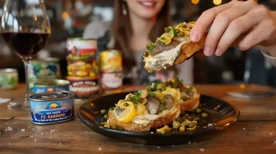 Des boîtes de conserve aux tables gastronomiques : comment la sardine est devenue la nouvelle star
