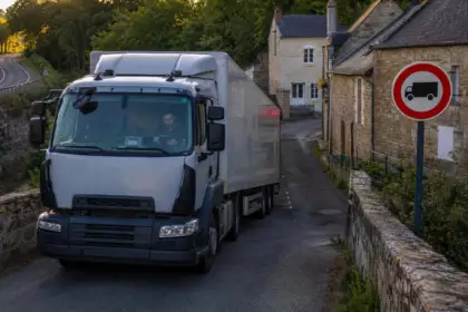 Dès le 1er juillet 2027, les véhicules de plus de 3,5 tonnes devront éviter certains axes : voici les routes désormais interdites à la circulation