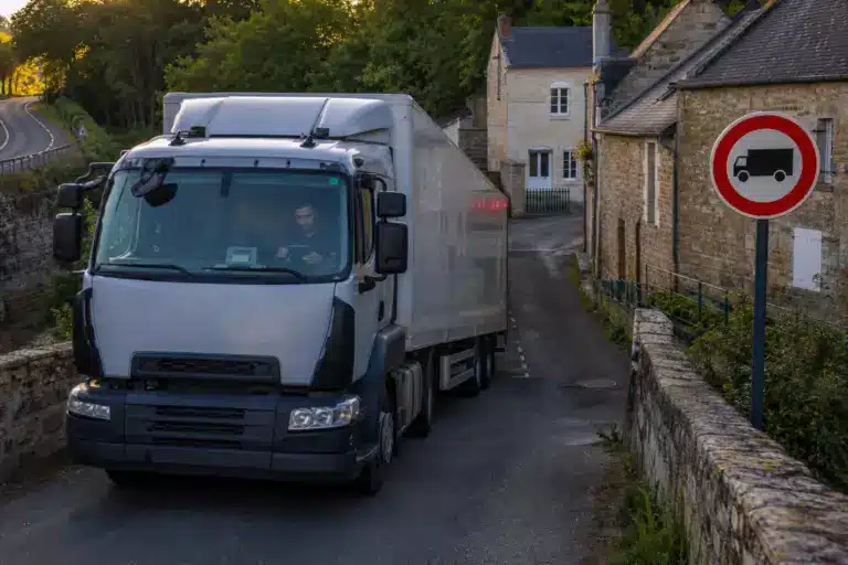 Dès le 1er juillet 2027, les véhicules de plus de 3,5 tonnes devront éviter certains axes : voici les routes désormais interdites à la circulation