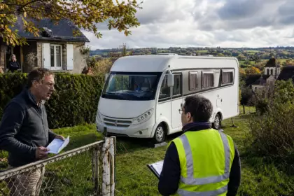 Didier achète un petit terrain uniquement pour y stationner son camping-car hors saison : dix-huit mois plus tard, son projet se retrouve confronté aux règles locales