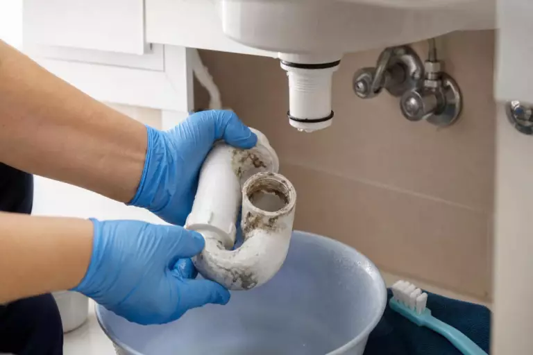 Eau qui s’écoule au ralenti : l’astuce toute simple à connaître absolument
