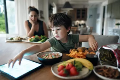 Écrans et aliments ultratransformés multiplient le risque de symptômes de TDAH chez l’enfant, alerte une étude