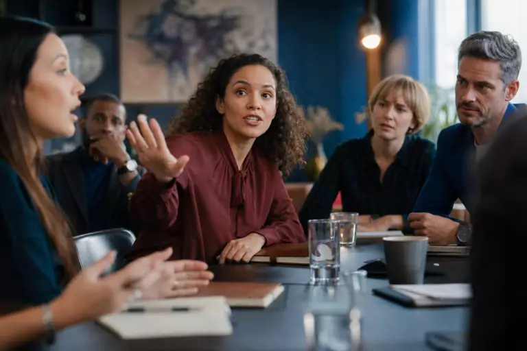 Elle coupe toujours la parole : ce que ce réflexe dit vraiment de sa personnalité selon les psychologues