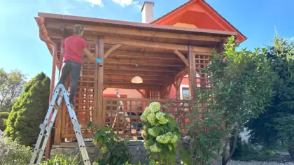 Elle économise pendant neuf ans pour acheter son terrain : neuf ans plus tard, sa maison est bâtie avec 7 tonnes de plastique recyclé transformées en 850 blocs