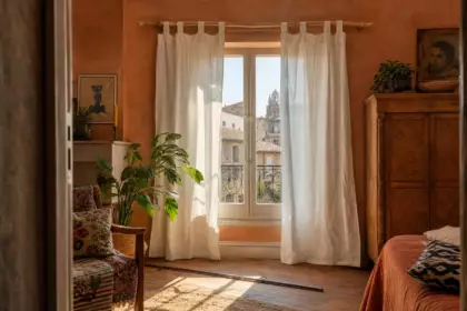 En 2026, c’est fini pour la tringle à rideaux : les décorateurs la remplacent tous par cet objet qu’on a déjà chez soi