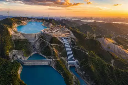 En Chine, les chantiers de réservoirs se multiplient depuis cinq ans : ils servent à garder l’électricité quand le réseau en manque